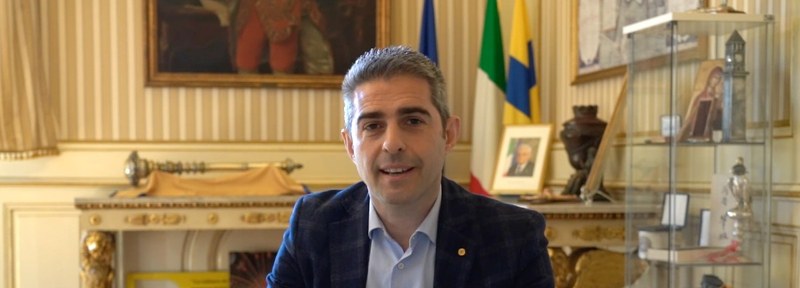 Il Sindaco Federico Pizzarotti saluta la città