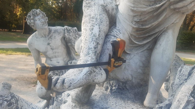 Ricomposta la statua del gruppo del Sileno dopo l'atto vandalico di fine luglio