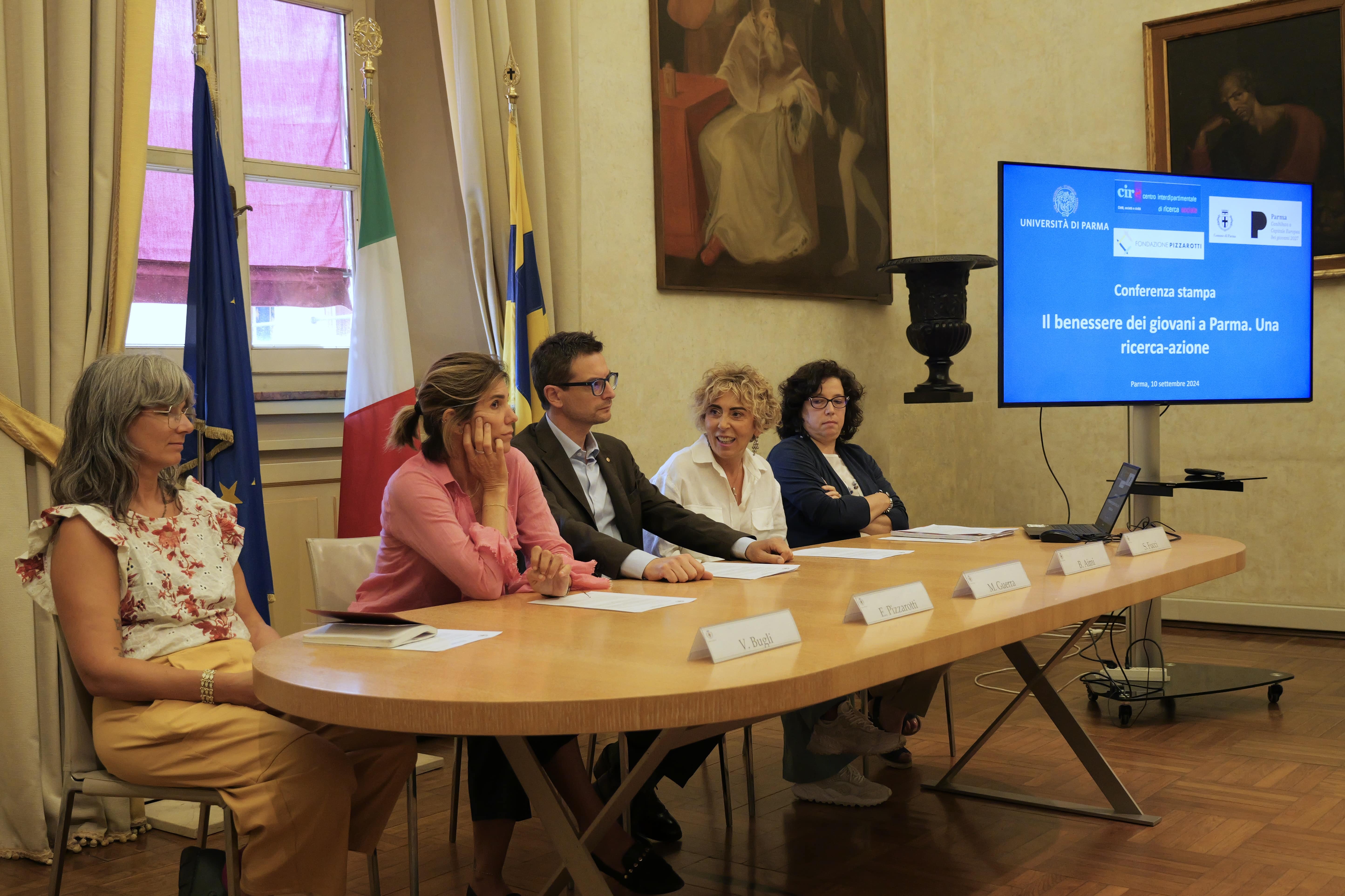 Il tavolo dei relatori e delle relatrici