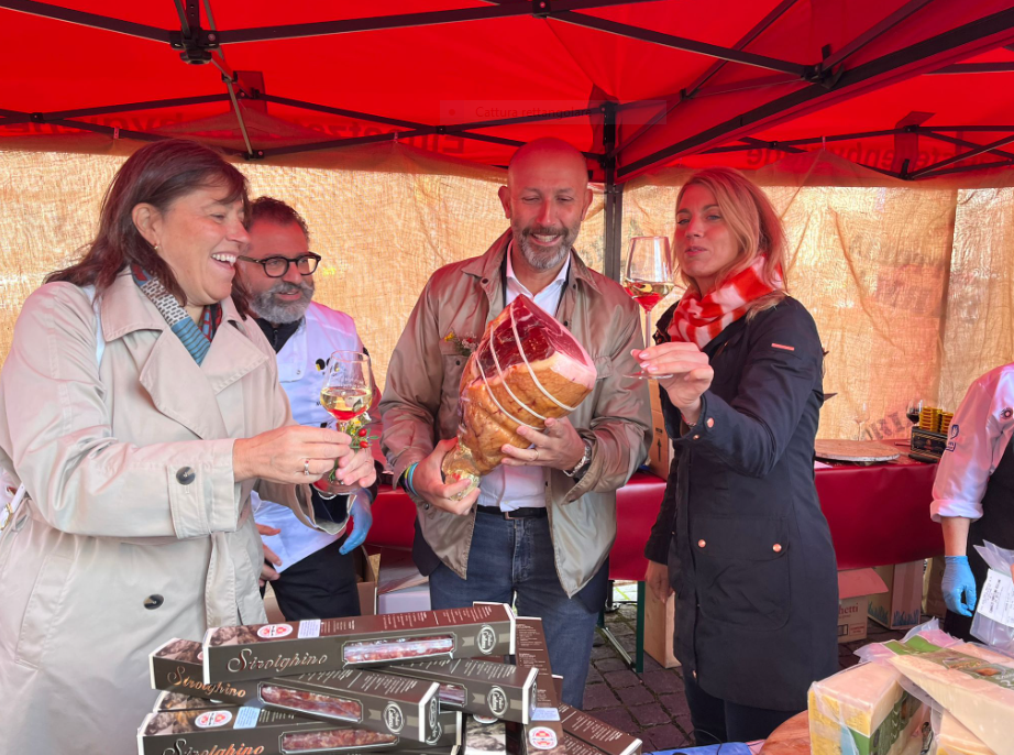 worms promozione prodotti tipici di Parma (Prosciutto)