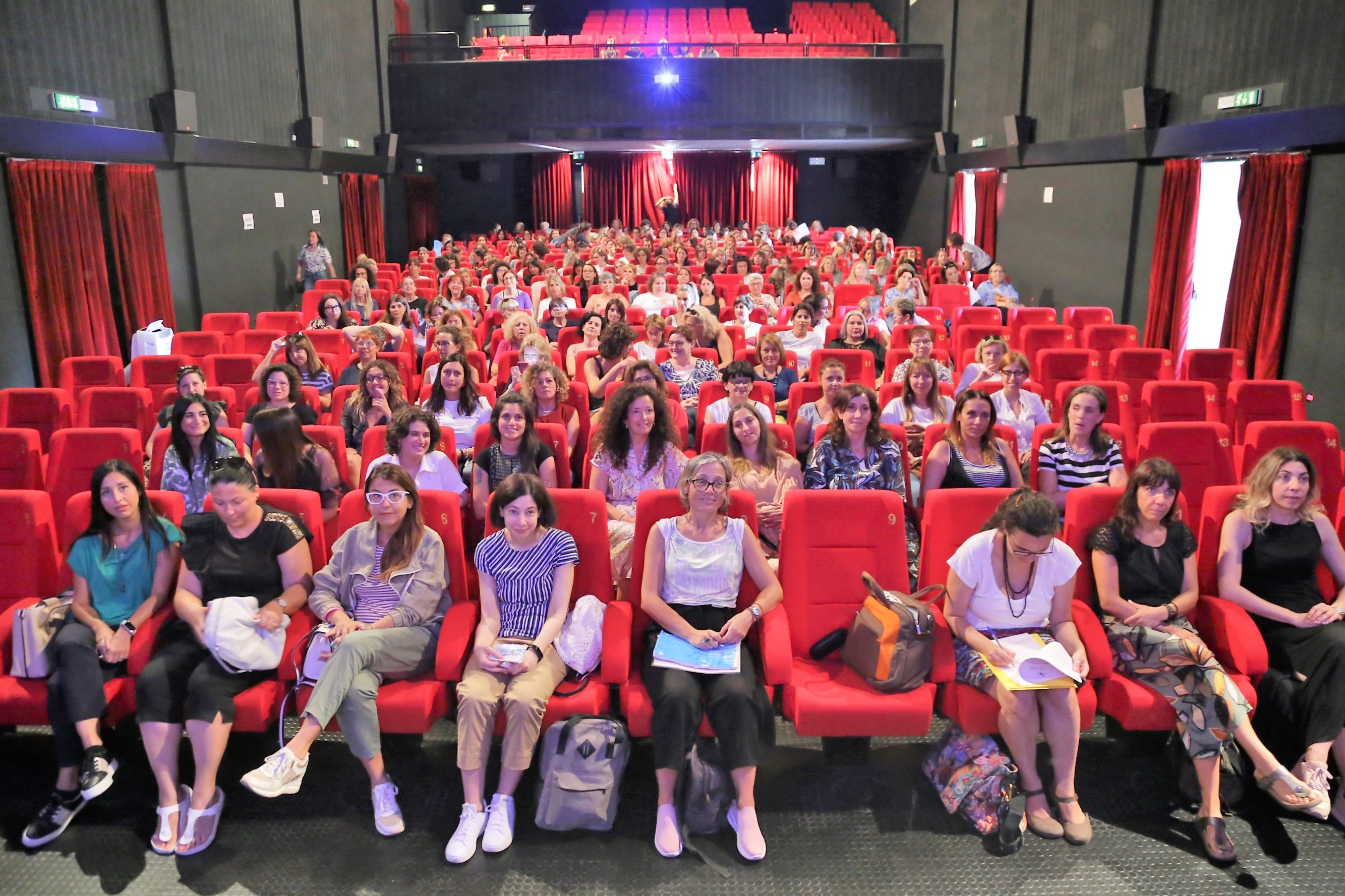 Sala del Cinema Stra gremita per l'Assemblea.
