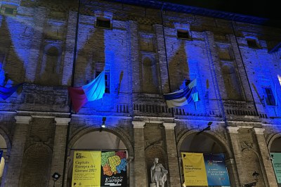 Il Municipio illuminato di blu per la Giornata Internazionale della Dislessia