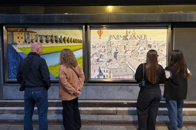 Inaugurate le vetrofanie di “Arte al Centro” in via Verdi