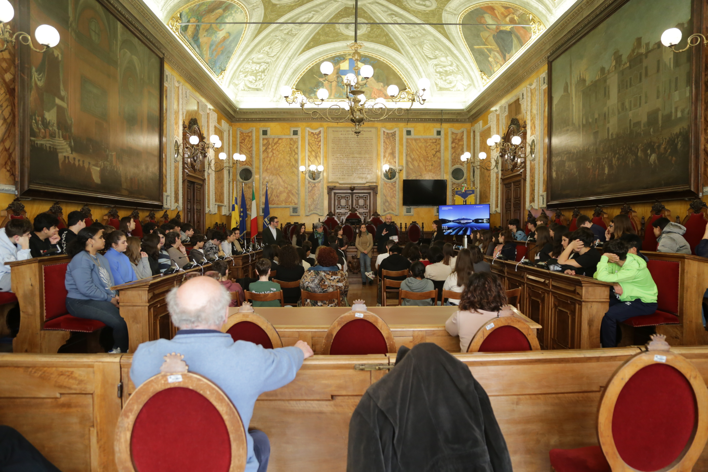 Studentesse e studenti nella Sala del Consiglio Comunale.JPG