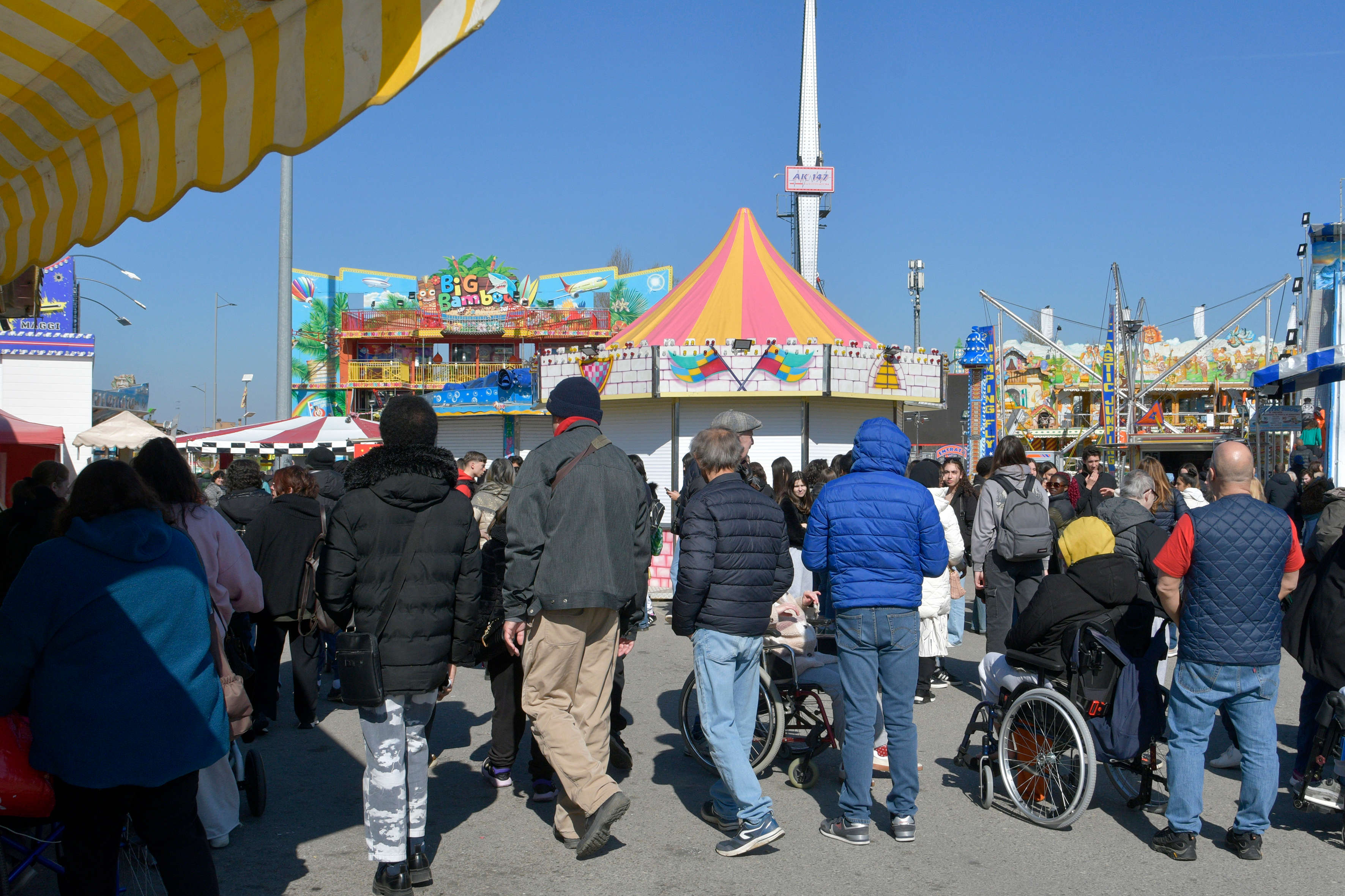 Ragazze e ragazzi al Luna Park