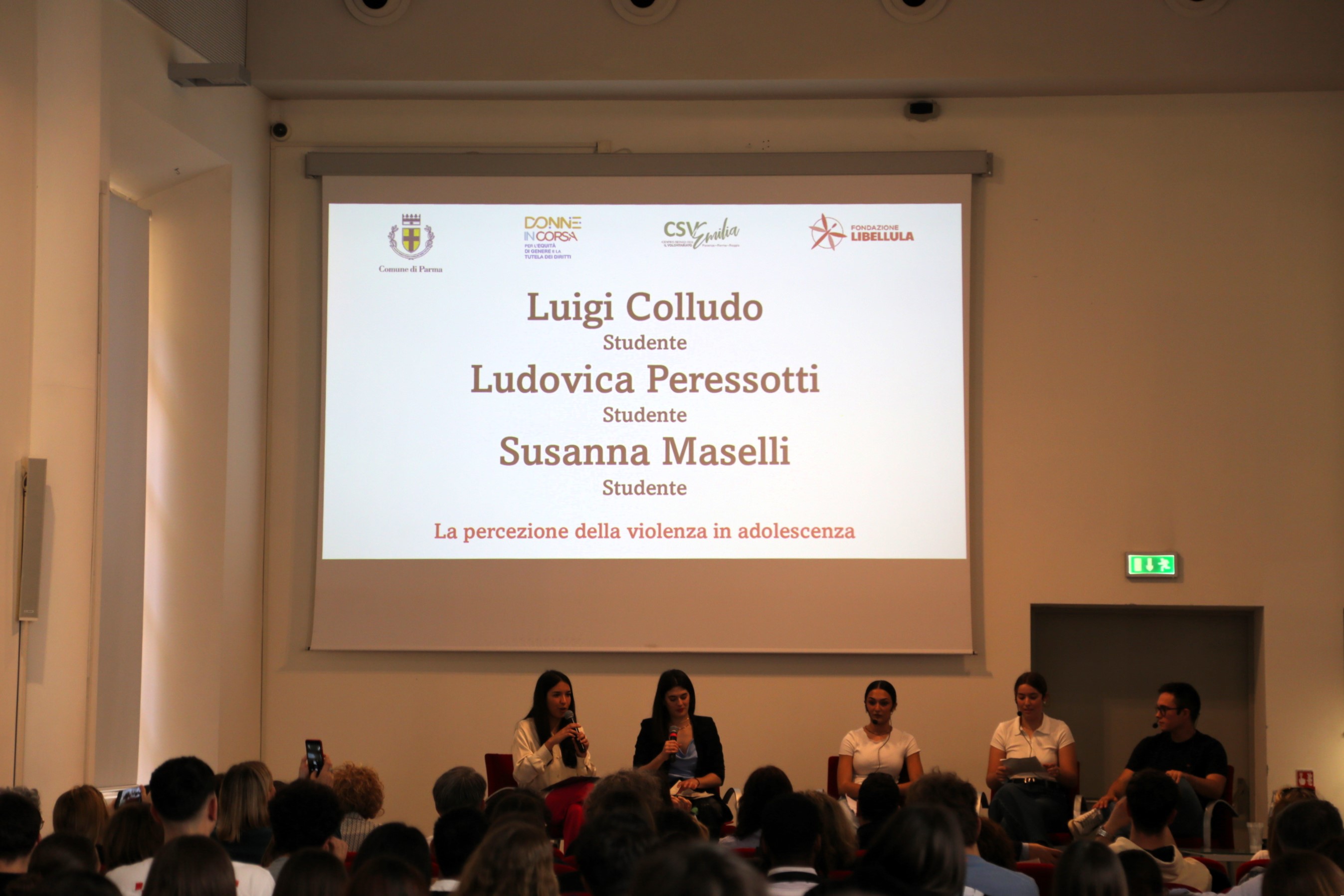 Studentesse e studenti sul palco