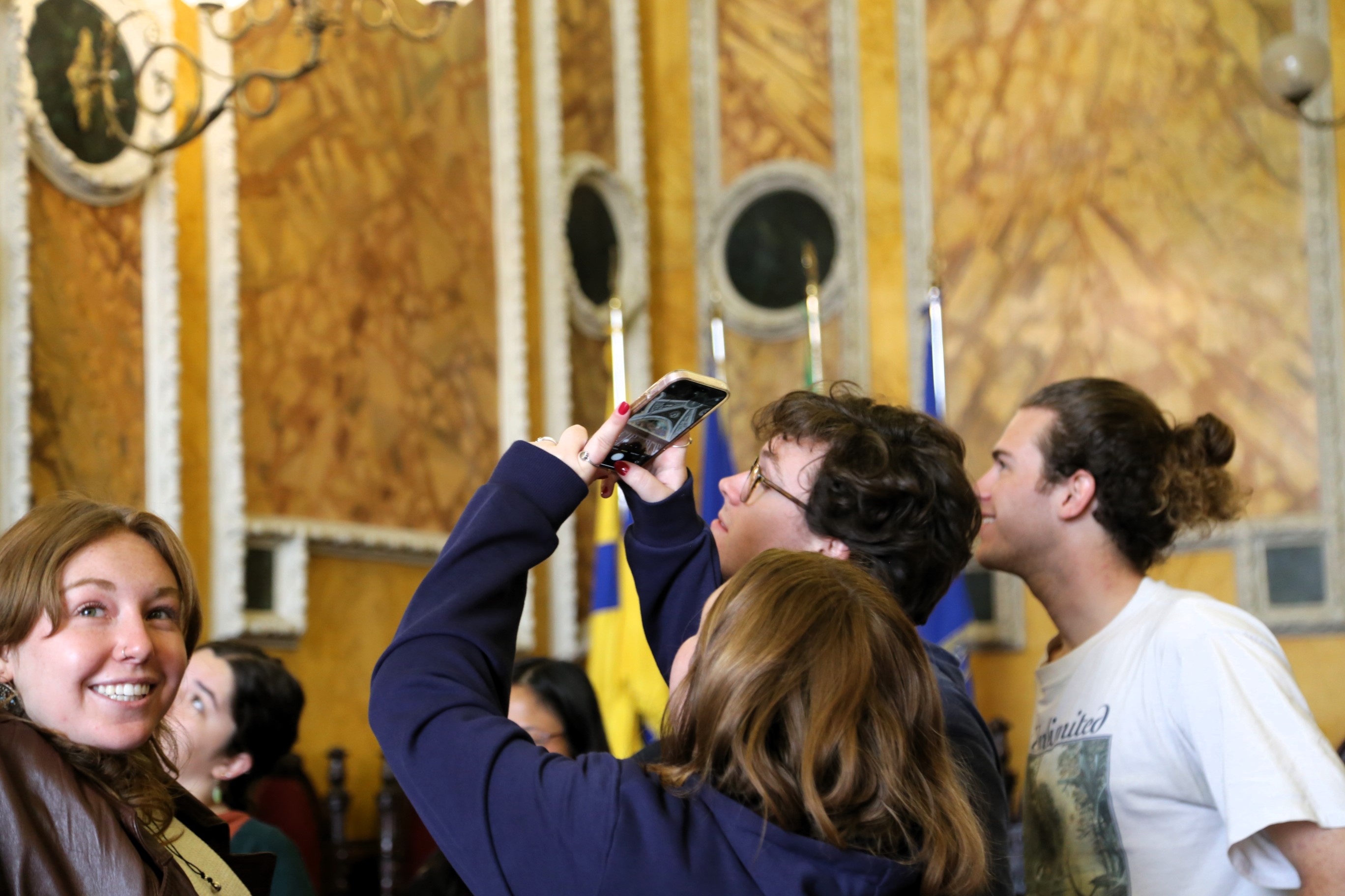 I ragazzi e le ragazze in Sala Consiglio.JPG