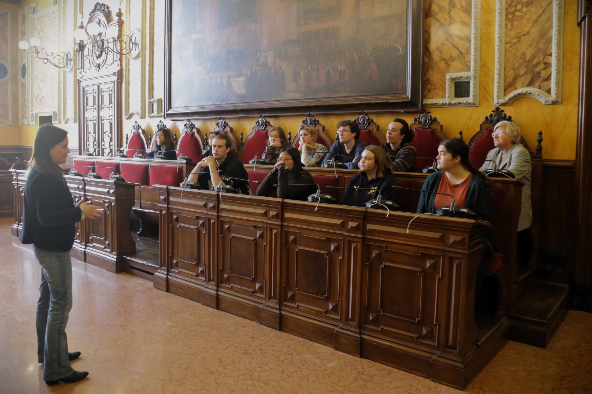 L'Assessora con le studentesse e gli studenti.JPG