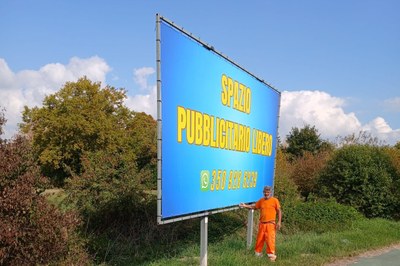 Prosegue la rimozione dei cartelli pubblicitari abusivi per tutelare decoro e sicurezza